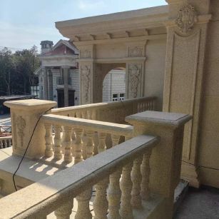 商丘 黄金麻别墅外墙干挂雕花配合阳台栏杆花瓶柱