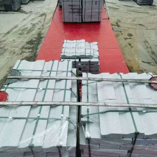 商丘 芝麻白仿形加直形路沿石出货日常