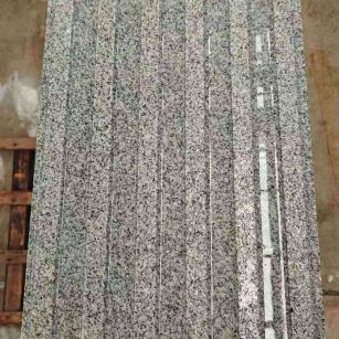 商丘 芝麻白花岗岩荔枝面雕刻盲道，盲条