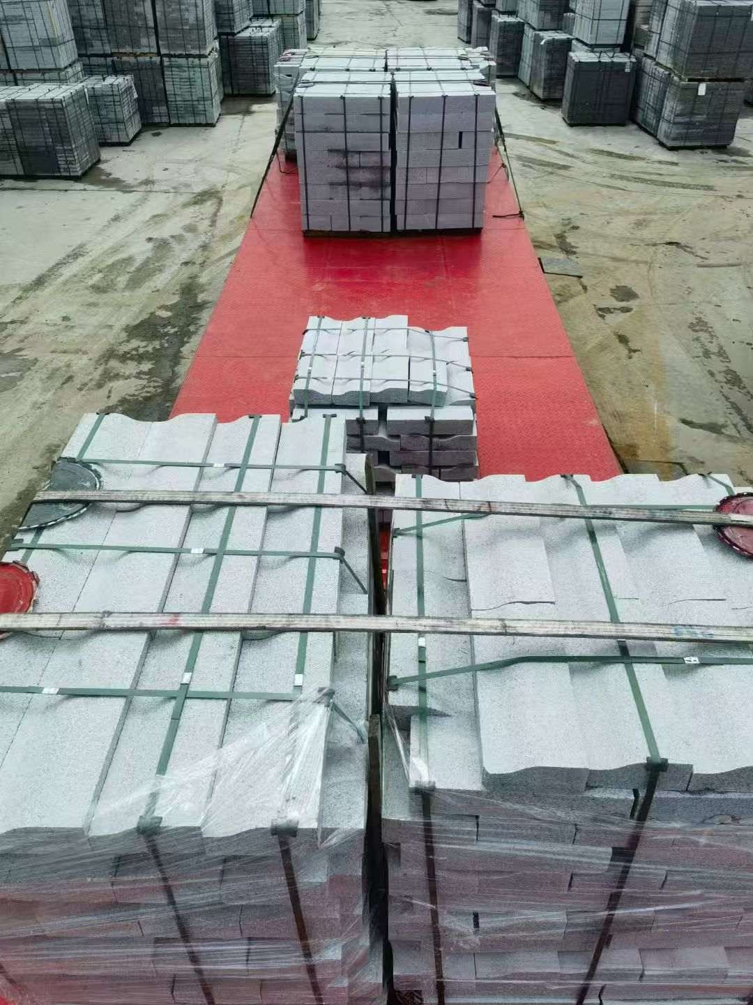 商丘 芝麻白仿形加直形路沿石出货日常