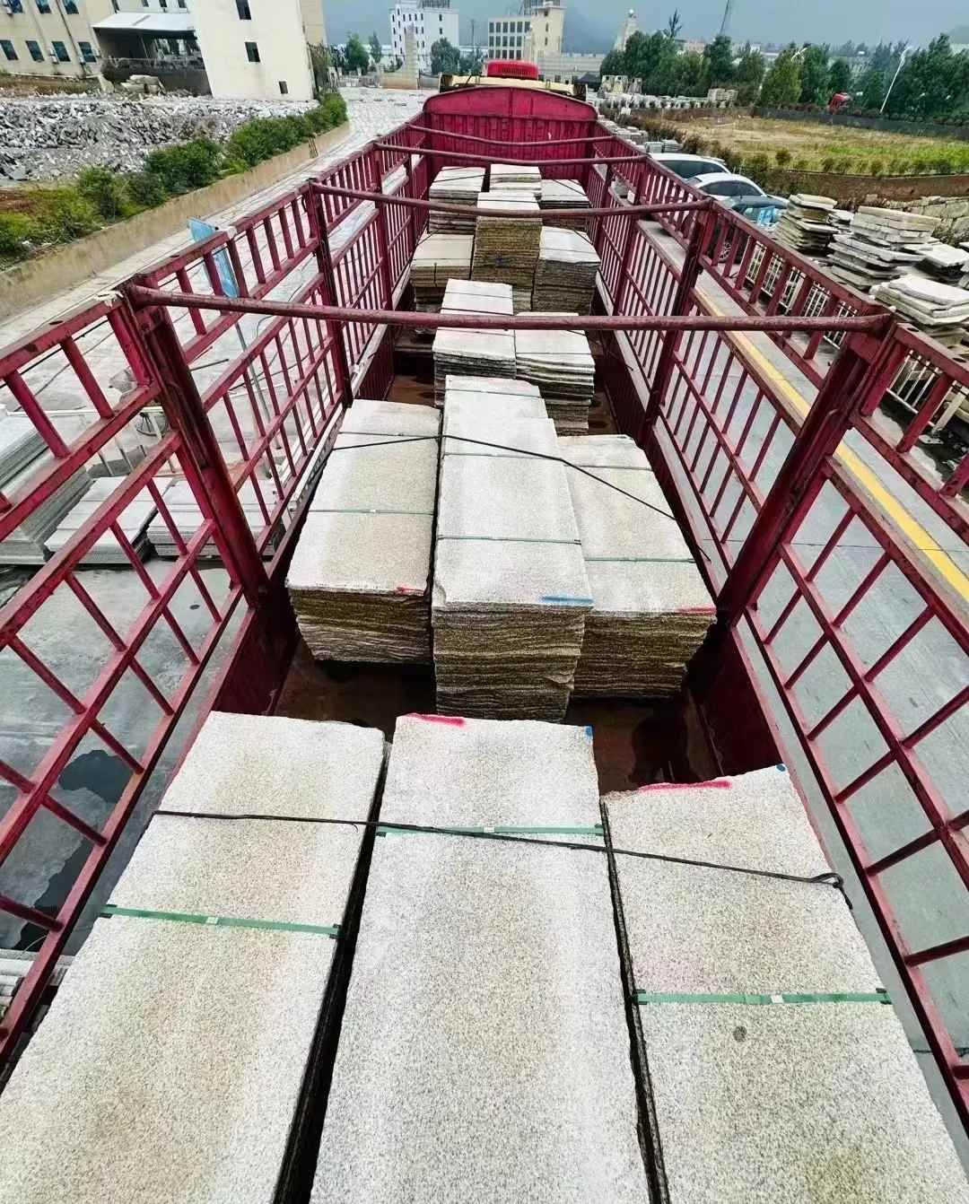 商丘 黄金麻花岗岩荔枝面，光面毛板装车完成