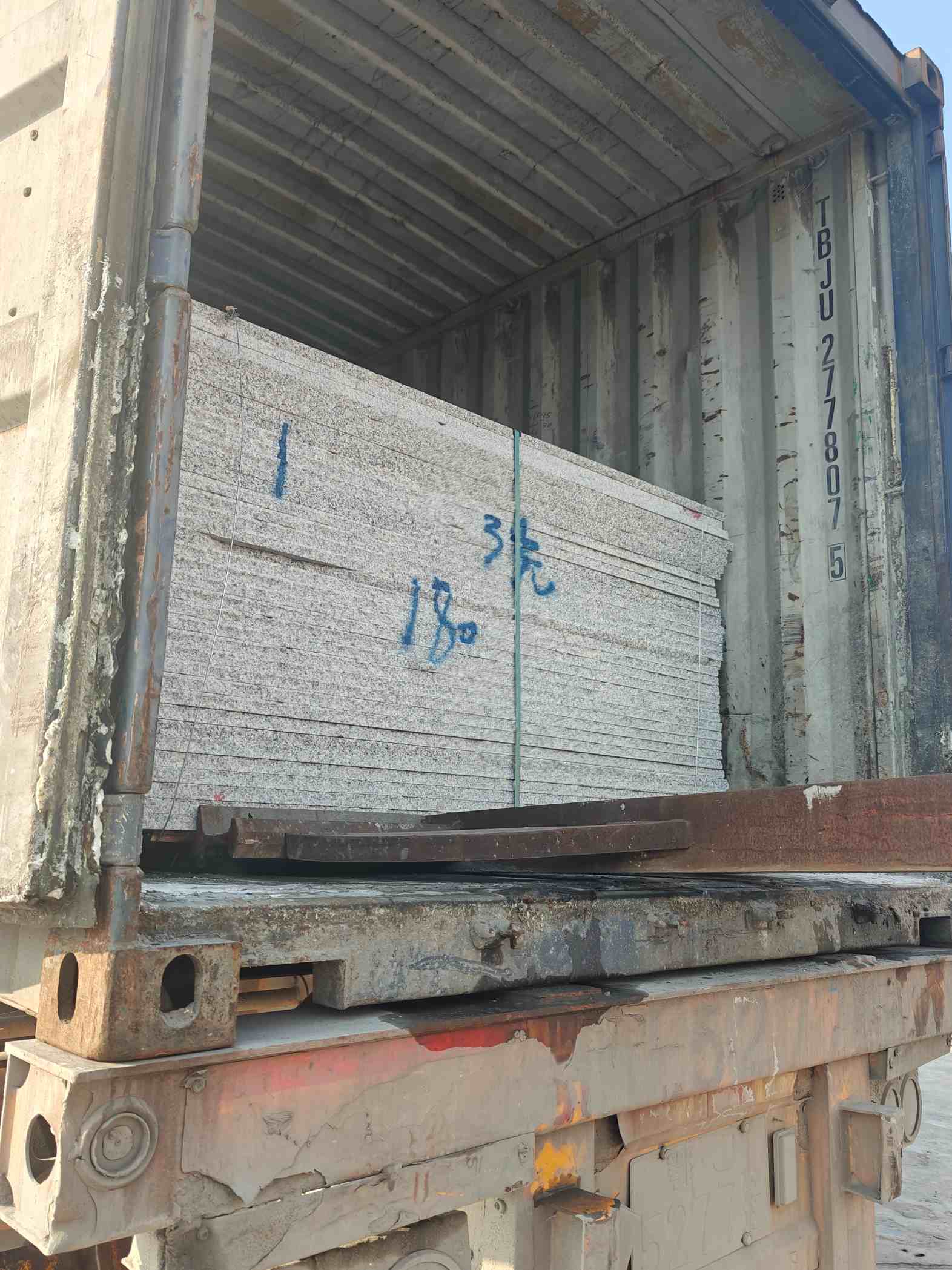 商丘 芝麻白花岗岩石材3.0公分光面毛板装柜出货