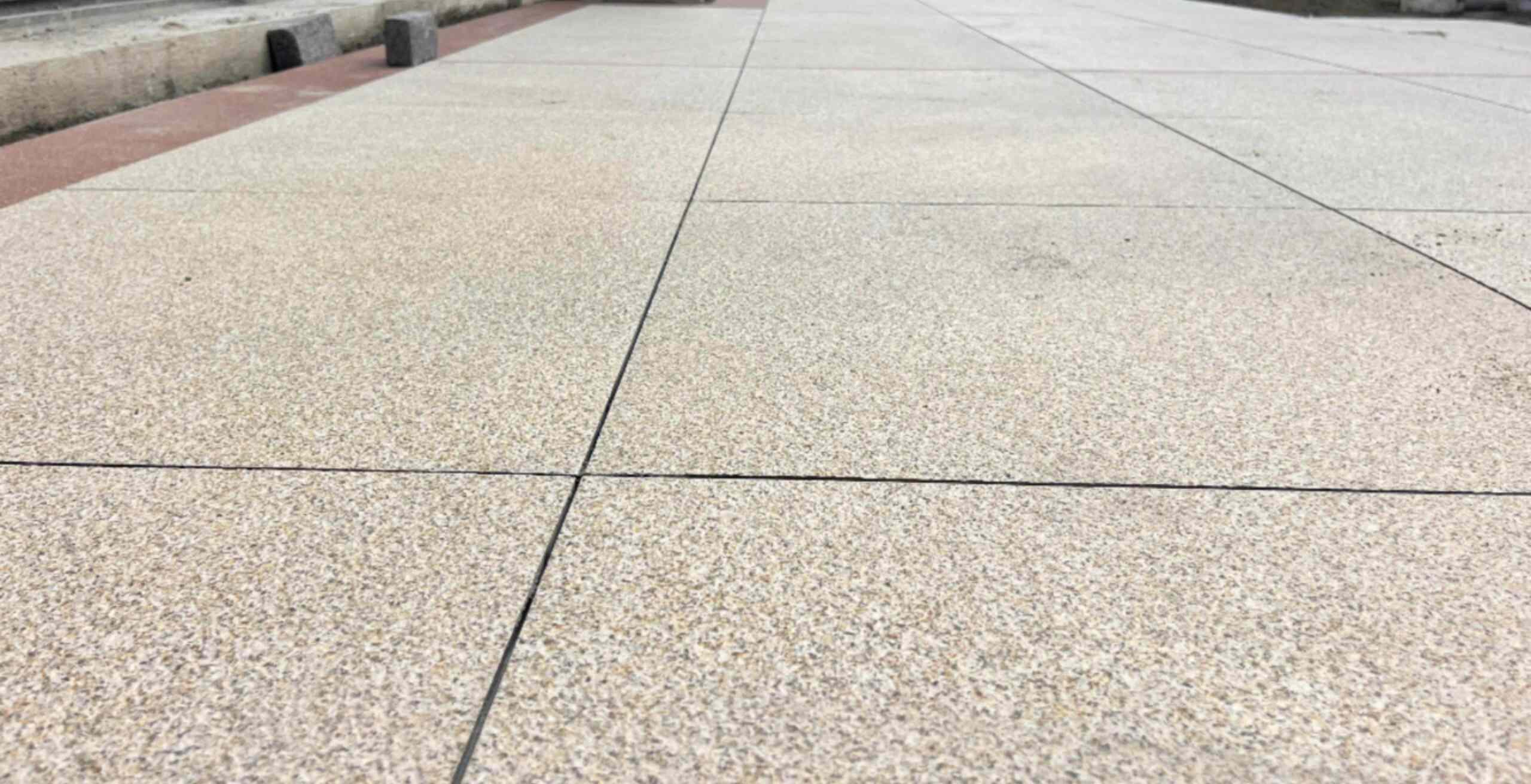 商丘 黄金麻花岗岩石板材荔枝面地面铺装效果