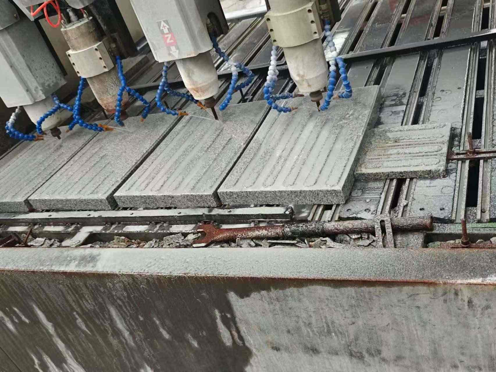 商丘 芝麻白花岗岩荔枝面盲道雕刻