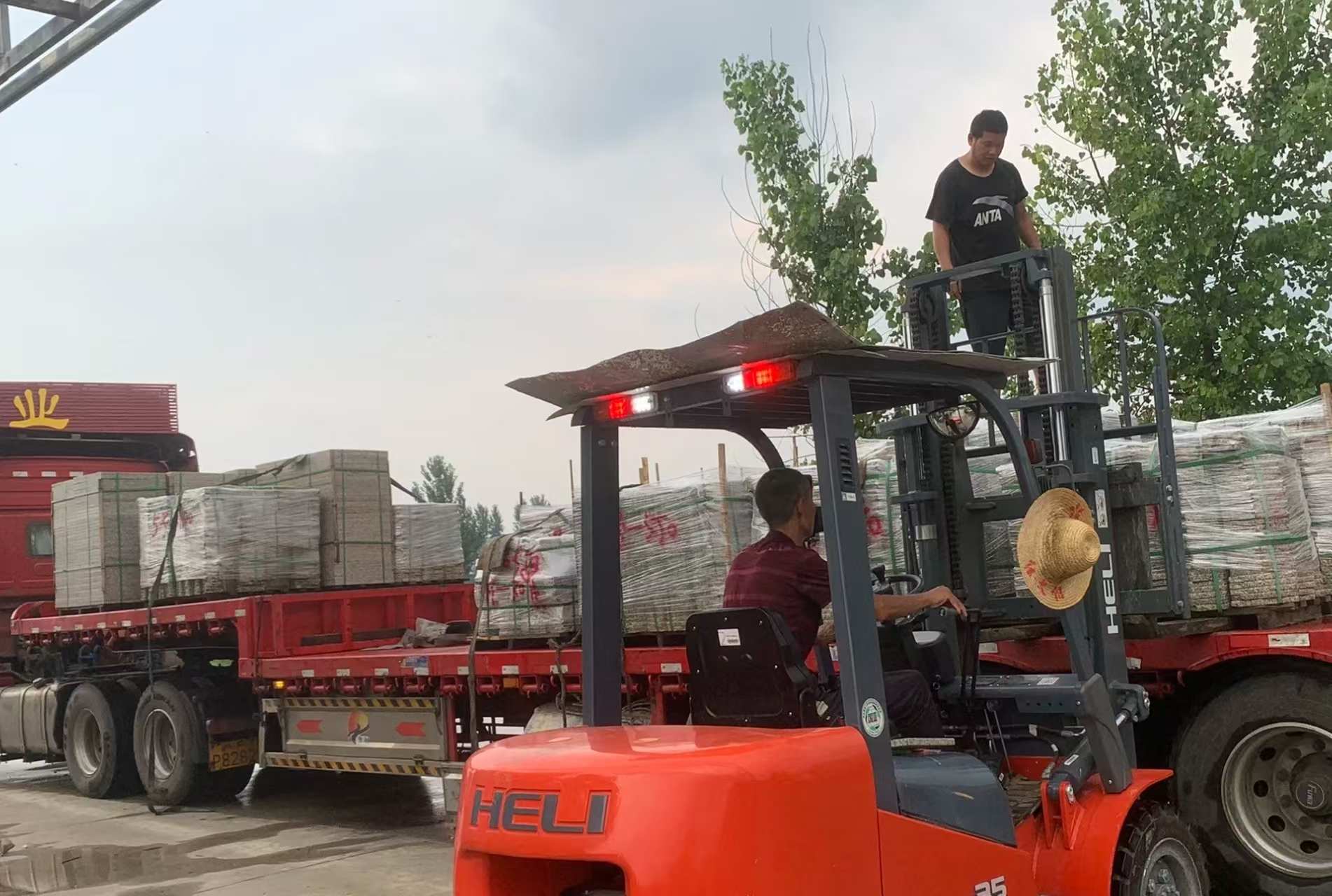 商丘 黄金麻冰裂纹，地铺石装车