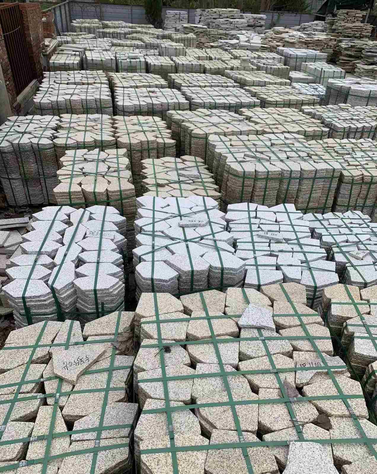 商丘 黄金麻白麻花岗岩荔枝面地铺石(冰裂纹)