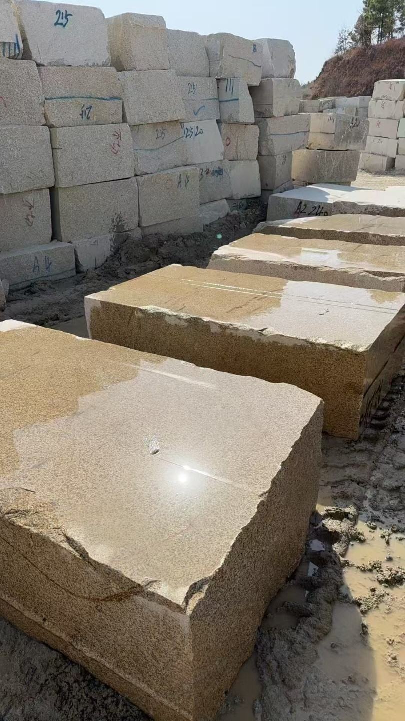 商丘 黄金麻方料堆场洗料分选中，原材料充足