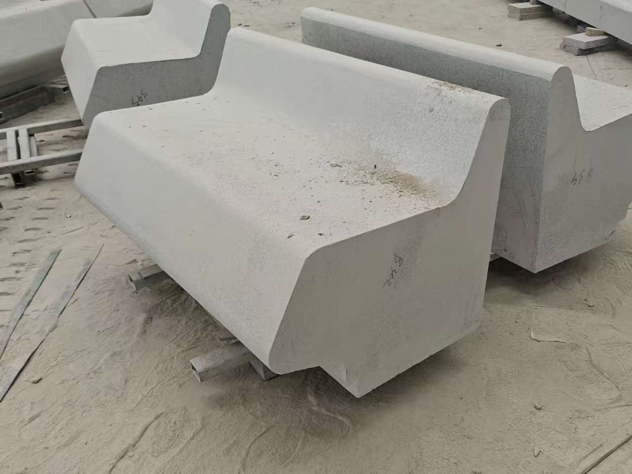 商丘 芝麻白花岗岩异形坐凳，石凳