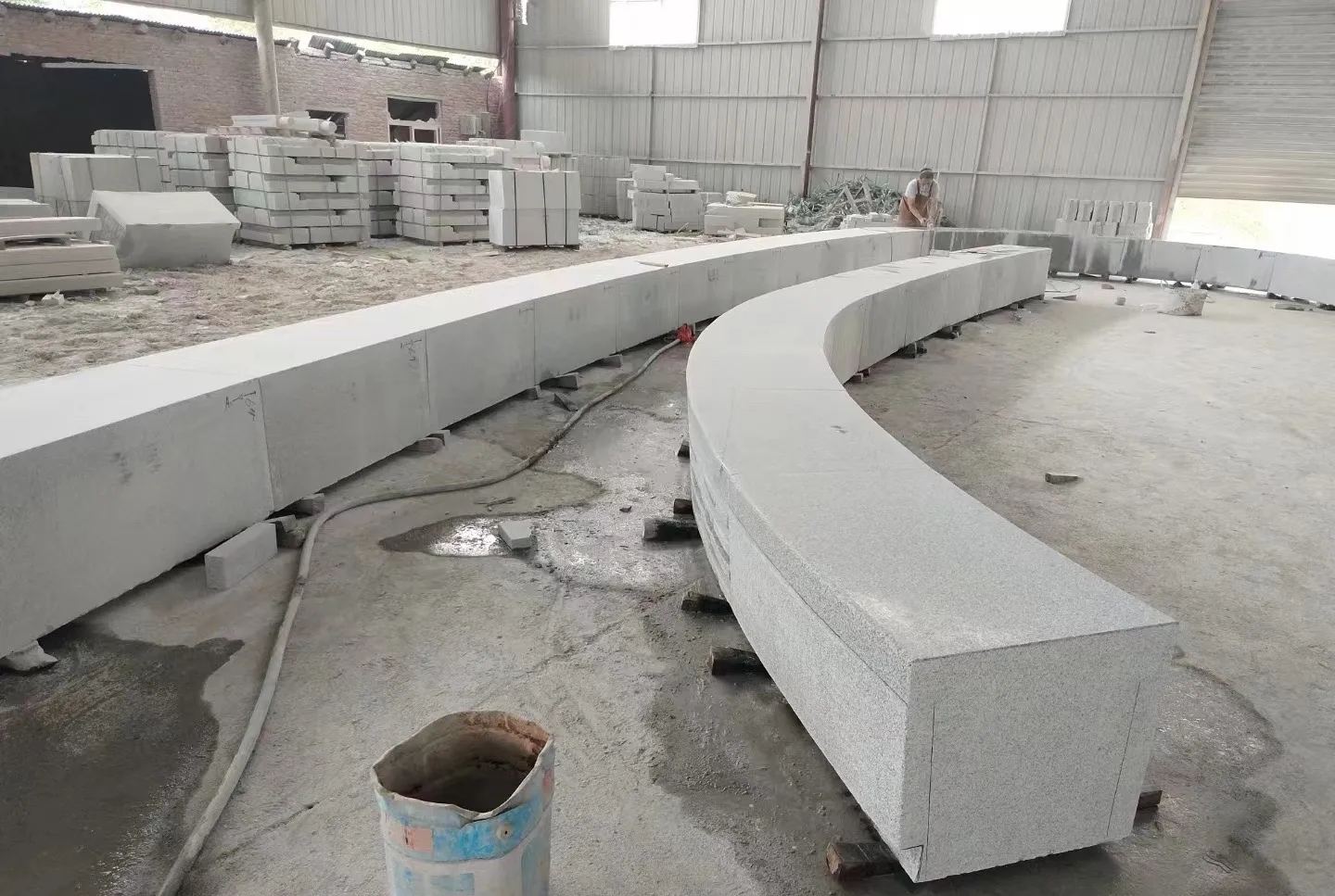 商丘芝麻白花岗岩石板材 园林光面弧形坐凳