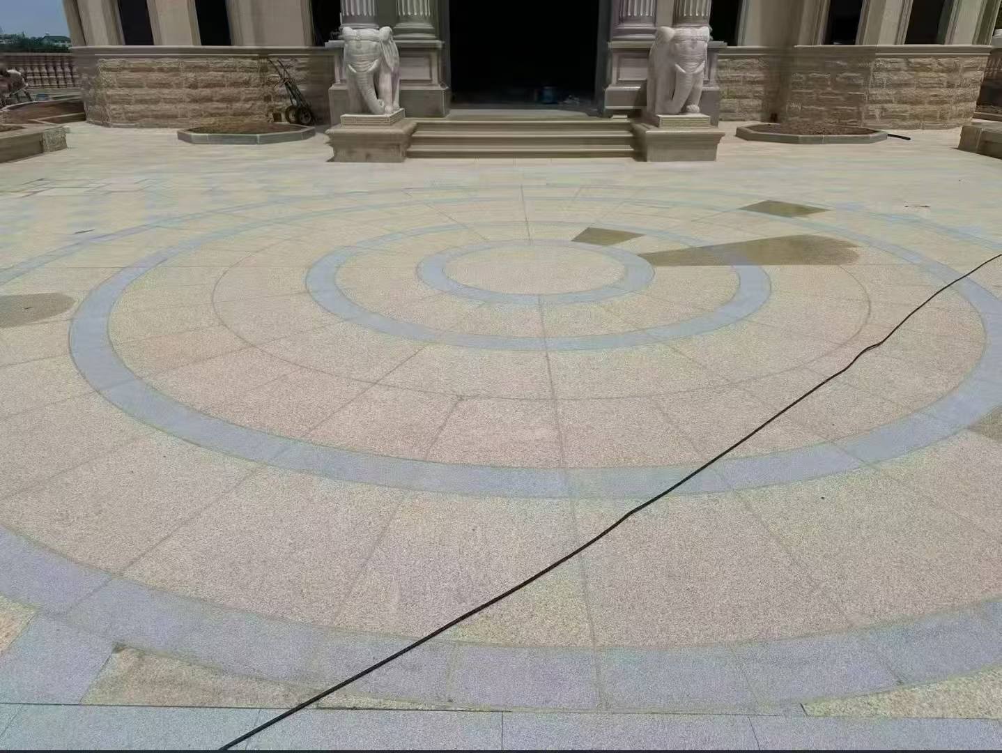 商丘 黄金麻芝麻灰花岗岩石材地铺拼接效果