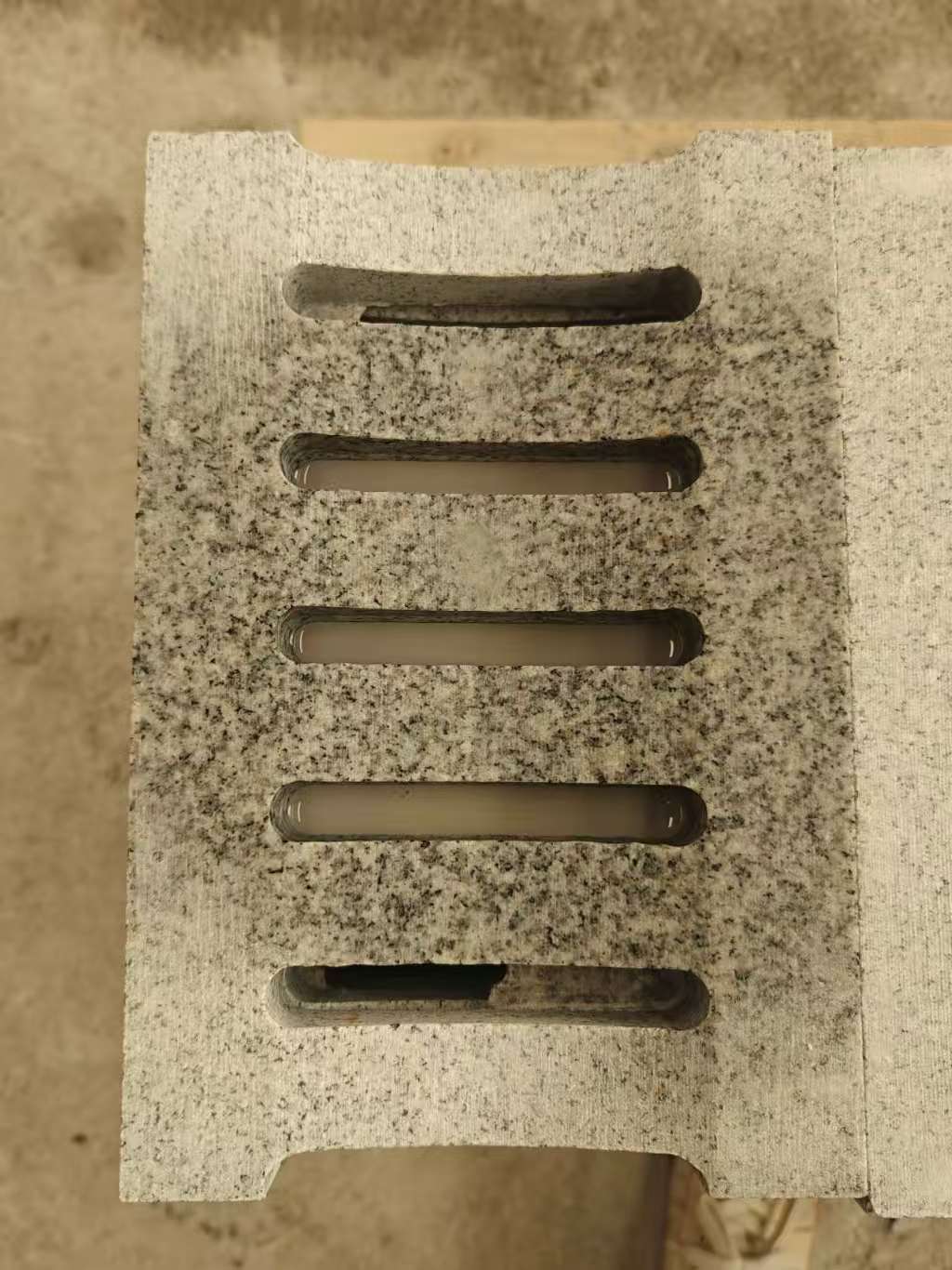 商丘 芝麻白拉丝面花岗岩U型开槽排水槽