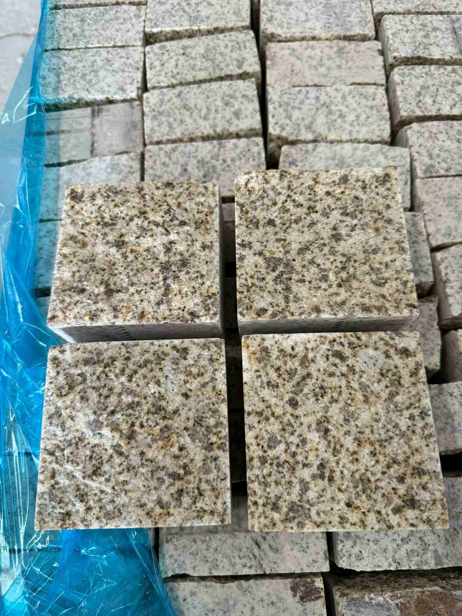 商丘 黄金麻花岗岩自然面小方块，弹石，马蹄石等