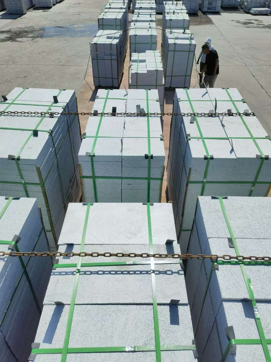 商丘 芝麻白花岗岩5公分地铺石 花岗岩厂家工厂装车日常