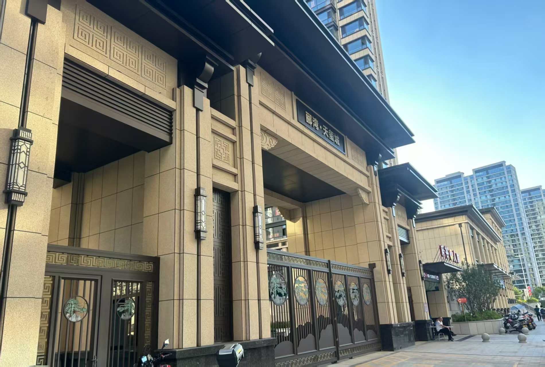 商丘 黄金麻花岗岩荔枝面小区门楼外墙干挂