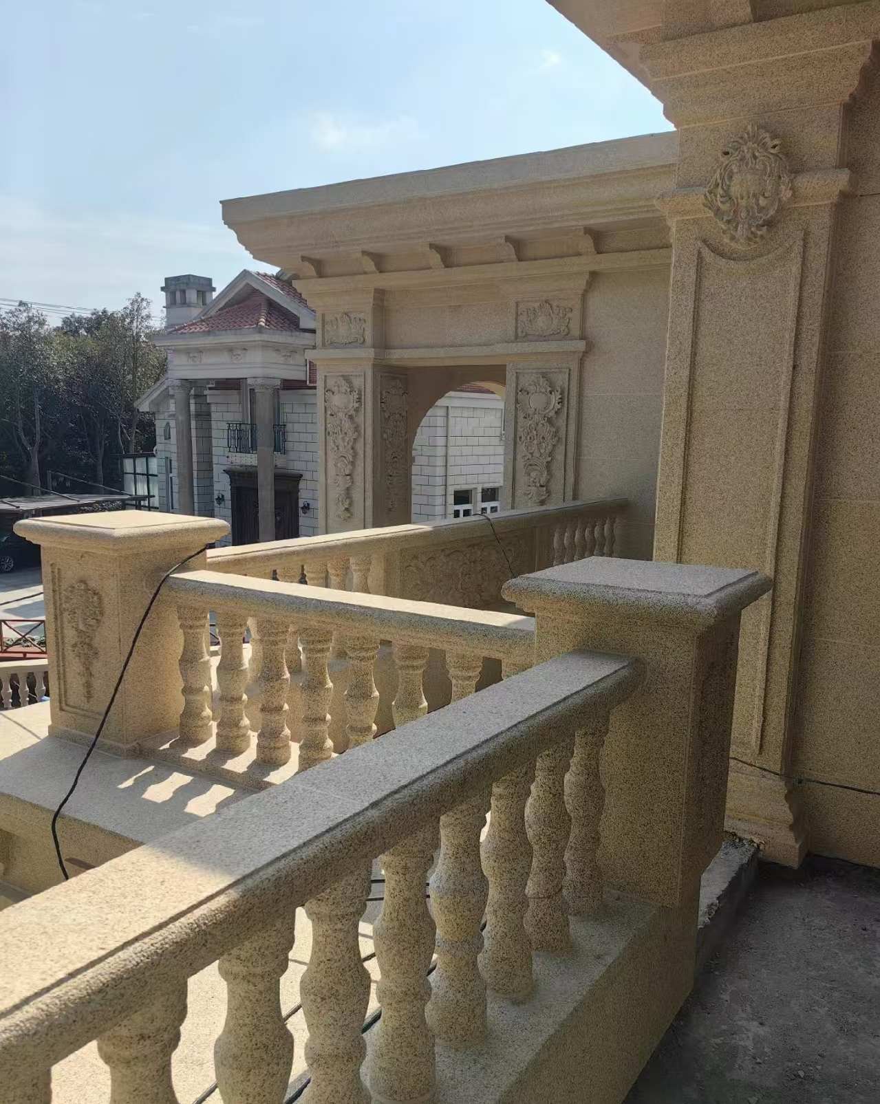 商丘 黄金麻别墅外墙干挂雕花配合阳台栏杆花瓶柱