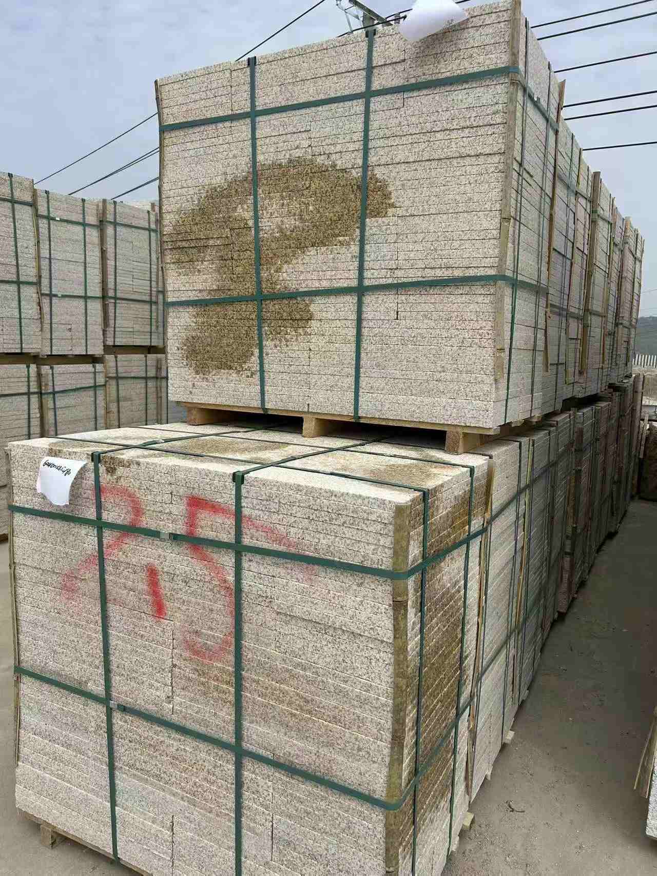 商丘 黄金麻花岗岩石材荔枝面地铺石2.5*300*600