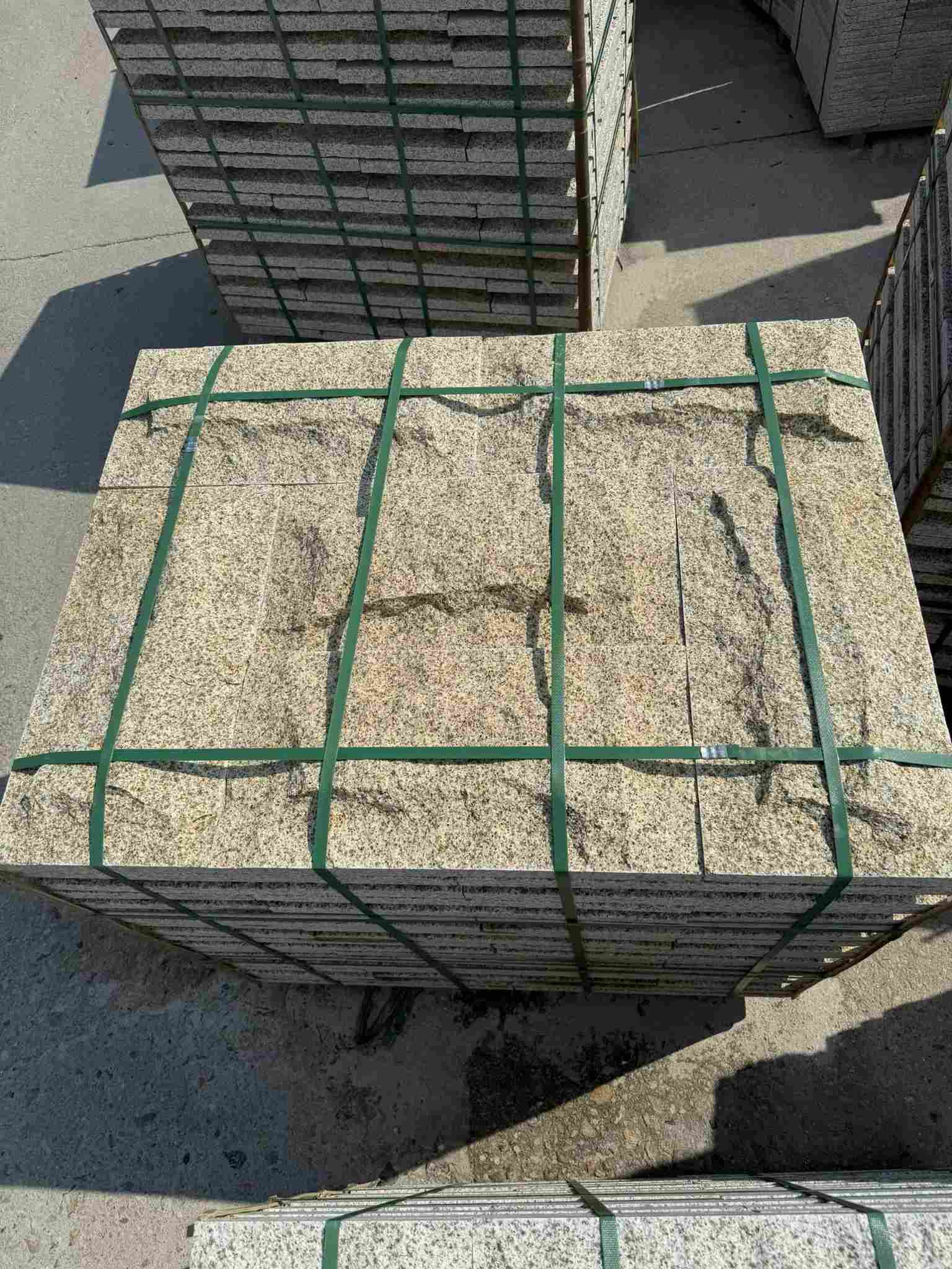 商丘 黄金麻花岗岩石材自然面蘑菇石成品