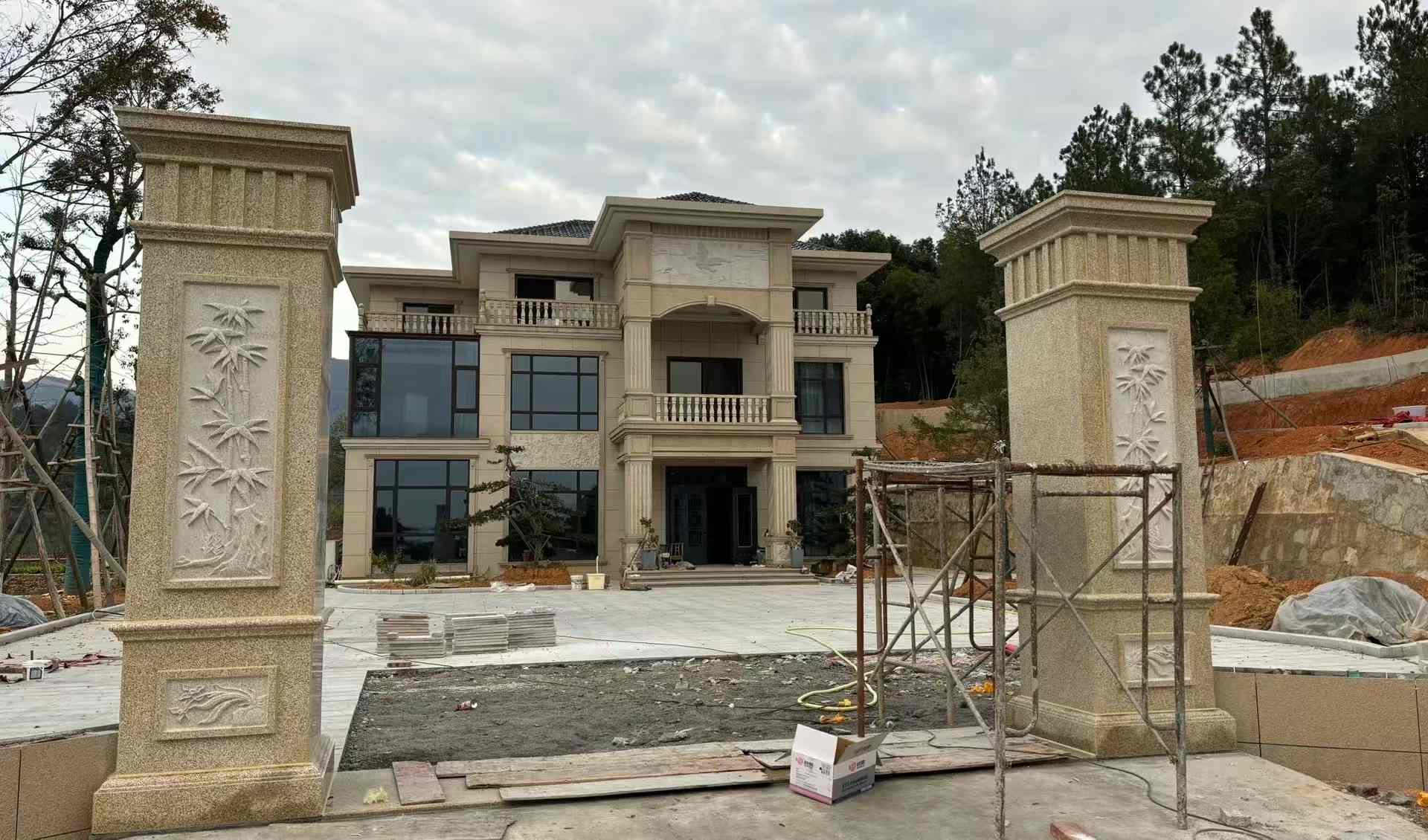 商丘 黄金麻花岗岩别墅雕花外墙干挂配上门口雕花罗马柱